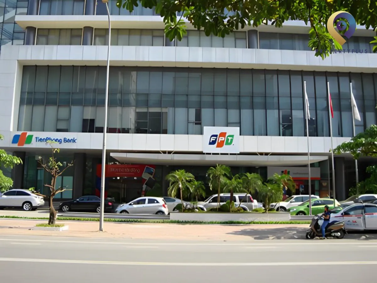 Khu vực sảnh ngoài tòa nhà FPT Building